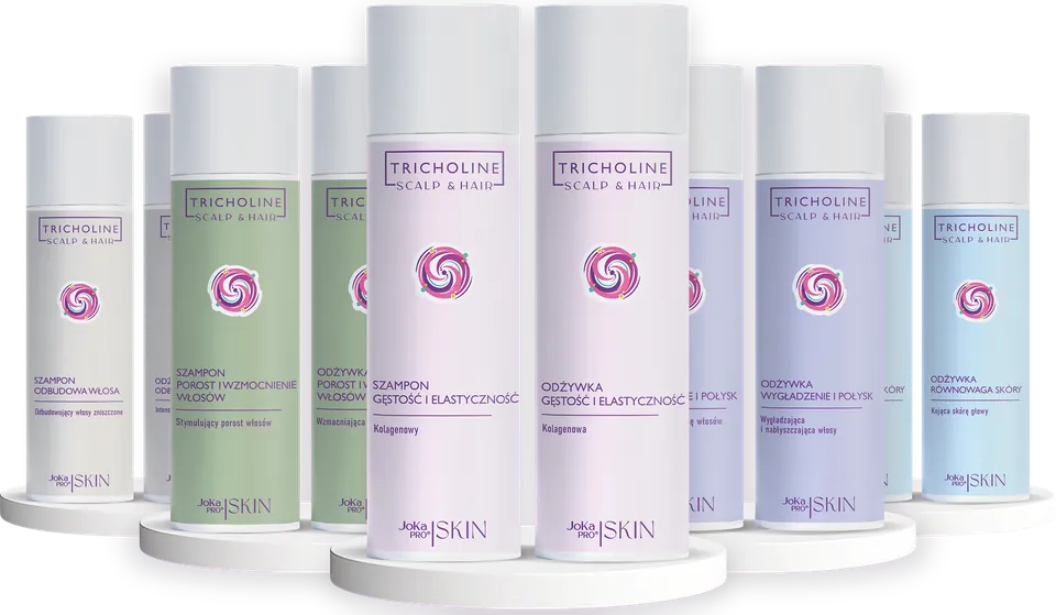 Pięć zestawów TRICHOLINE Scalp & Hair do pielęgnacji skóry głowy i włosów: pary szampon i odżywka w pastelowych butelkach na białych podestach