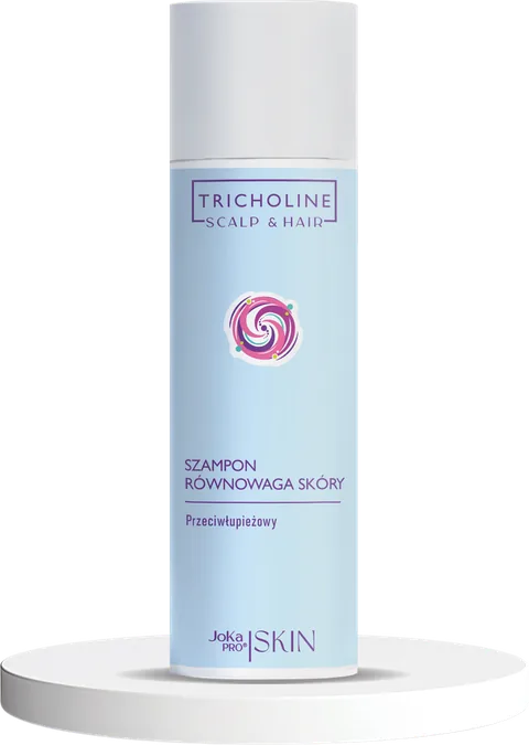 Szampon Równowaga Skóry 200 ml z linii TRICHOLINE Scalp & Hair: smukła jasnobłękitna butelka z białą nakrętką na białym podeście