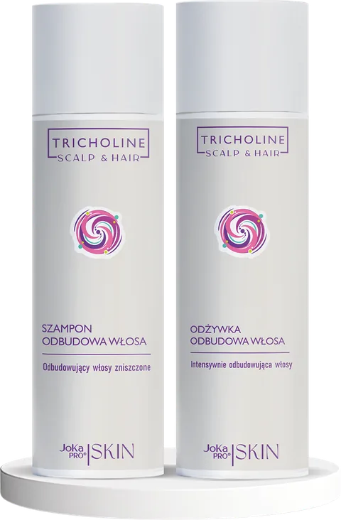 Zestaw Odbudowa Włosa z linii TRICHOLINE Scalp & Hair: szampon i odżywka w szaro-beżowych butelkach z białymi nakrętkami na białym podeście