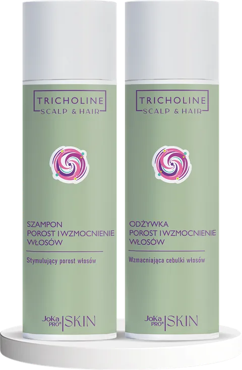 Zestaw Porost i Wzmocnienie Włosów z linii TRICHOLINE Scalp & Hair: szampon i odżywka w szałwiowozielonych butelkach z białymi nakrętkami na białym podeście