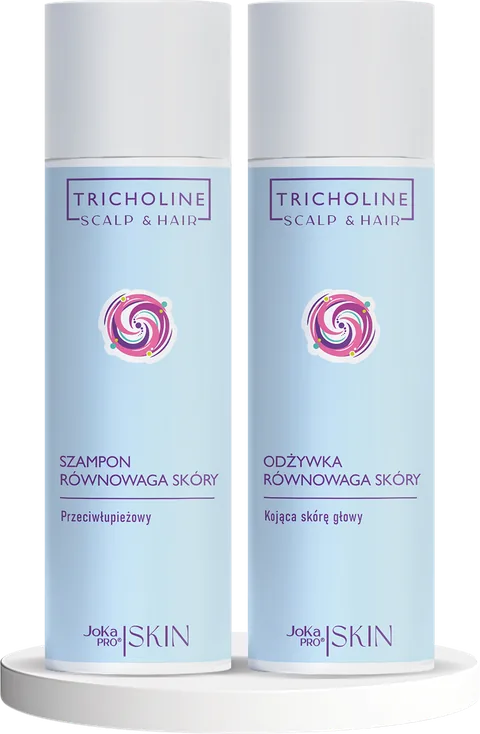 Zestaw Równowaga Skóry z linii TRICHOLINE Scalp & Hair: szampon i odżywka w jasnobłękitnych butelkach z białymi nakrętkami na białym podeście