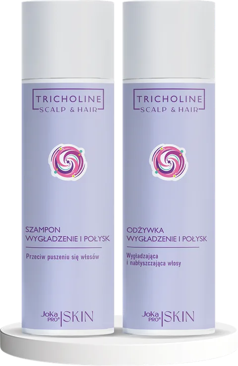 Zestaw Wygładzenie i Połysk z linii TRICHOLINE Scalp & Hair: szampon i odżywka w lawendowych butelkach z białymi nakrętkami na białym podeście